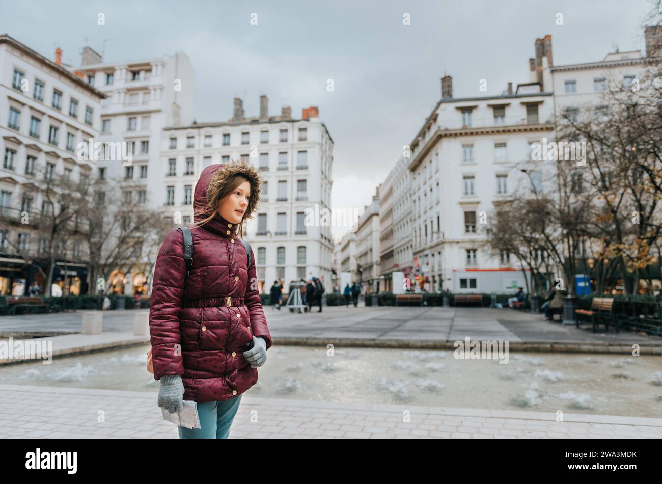 Kleines Mädchen Touristen mit einer Karte, die auf der Straße von Lyon, Place de Celestins, Frankreich läuft. Reisen Sie mit Kindern. Stockfoto