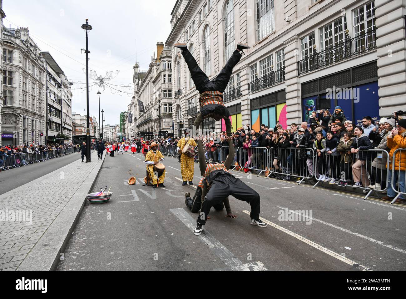 London, Großbritannien. Januar 2024. Londons jährliche Neujahrsparade mit Hunderten von Wagen im Zentrum von london, Großbritannien. Quelle: Siehe Li/Picture Capital/Alamy Live News Stockfoto