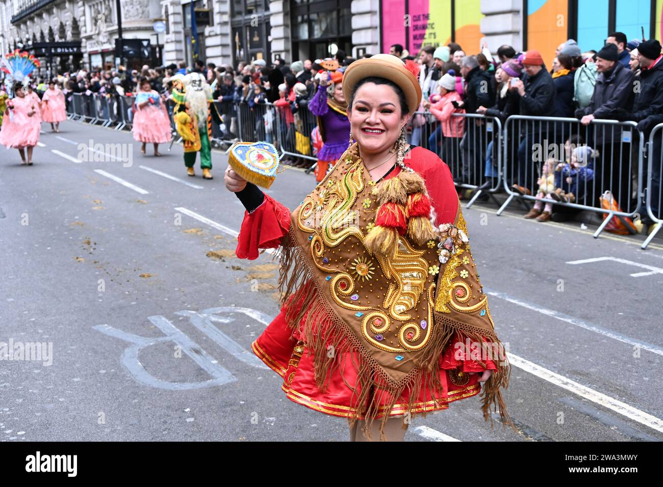 London, Großbritannien. Januar 2024. Londons jährliche Neujahrsparade mit Hunderten von Wagen im Zentrum von london, Großbritannien. Quelle: Siehe Li/Picture Capital/Alamy Live News Stockfoto