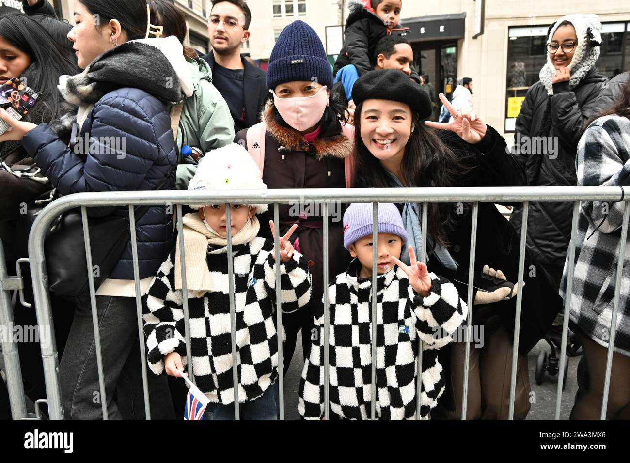 London, Großbritannien. Januar 2024. Londons jährliche Neujahrsparade mit Hunderten von Wagen im Zentrum von london, Großbritannien. Quelle: Siehe Li/Picture Capital/Alamy Live News Stockfoto