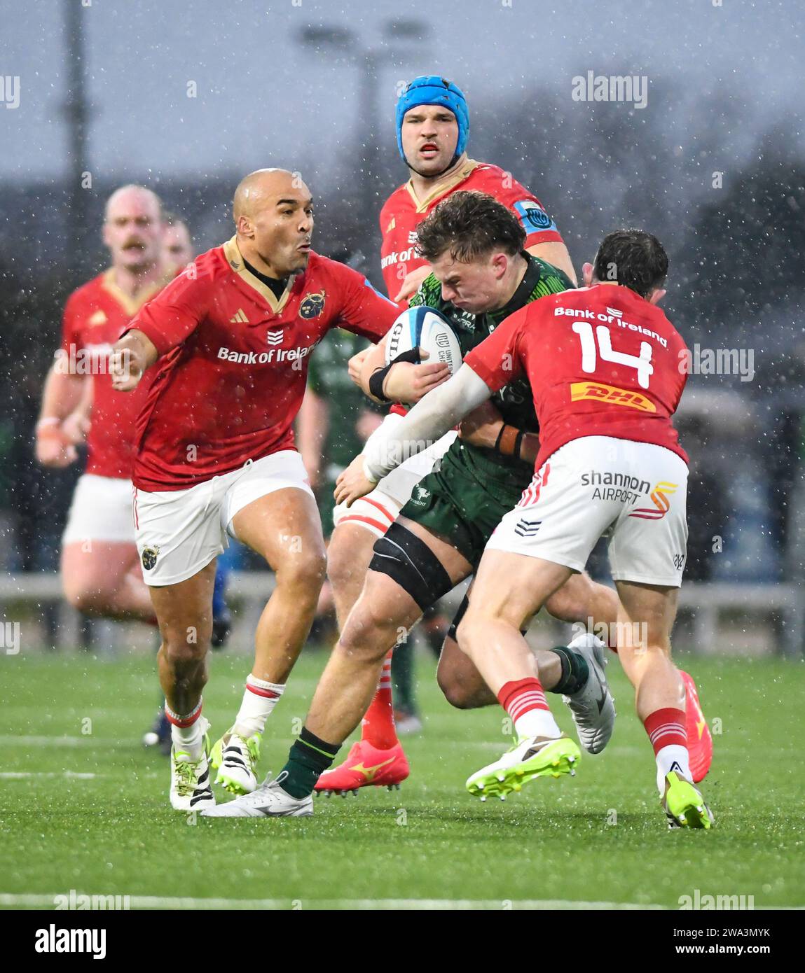 Galway, Irland. Januar 2024. Connachts Cian Prendergast wurde von Simon Zebo und Calvin Nash während des Spiels der BKT United Rugby Championship Round 9 zwischen Connacht und Munster auf dem Sportsground in Galway angegriffen. Credit: Don Soules/Alamy Live News Stockfoto