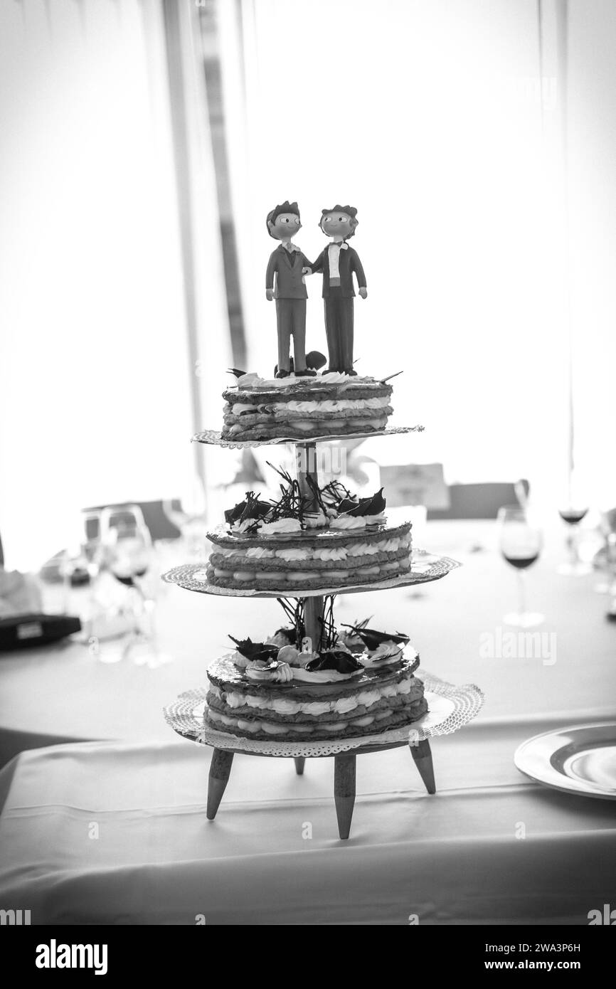 Detail der Puppen auf der Hochzeitstorte, traditionelle Zeremonie, Schwarzweiß-Foto Stockfoto