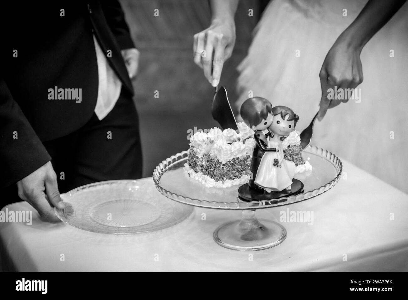Detail der Puppen auf der Hochzeitstorte, traditionelle Zeremonie, Braut und Bräutigam schneiden den Kuchen Stockfoto