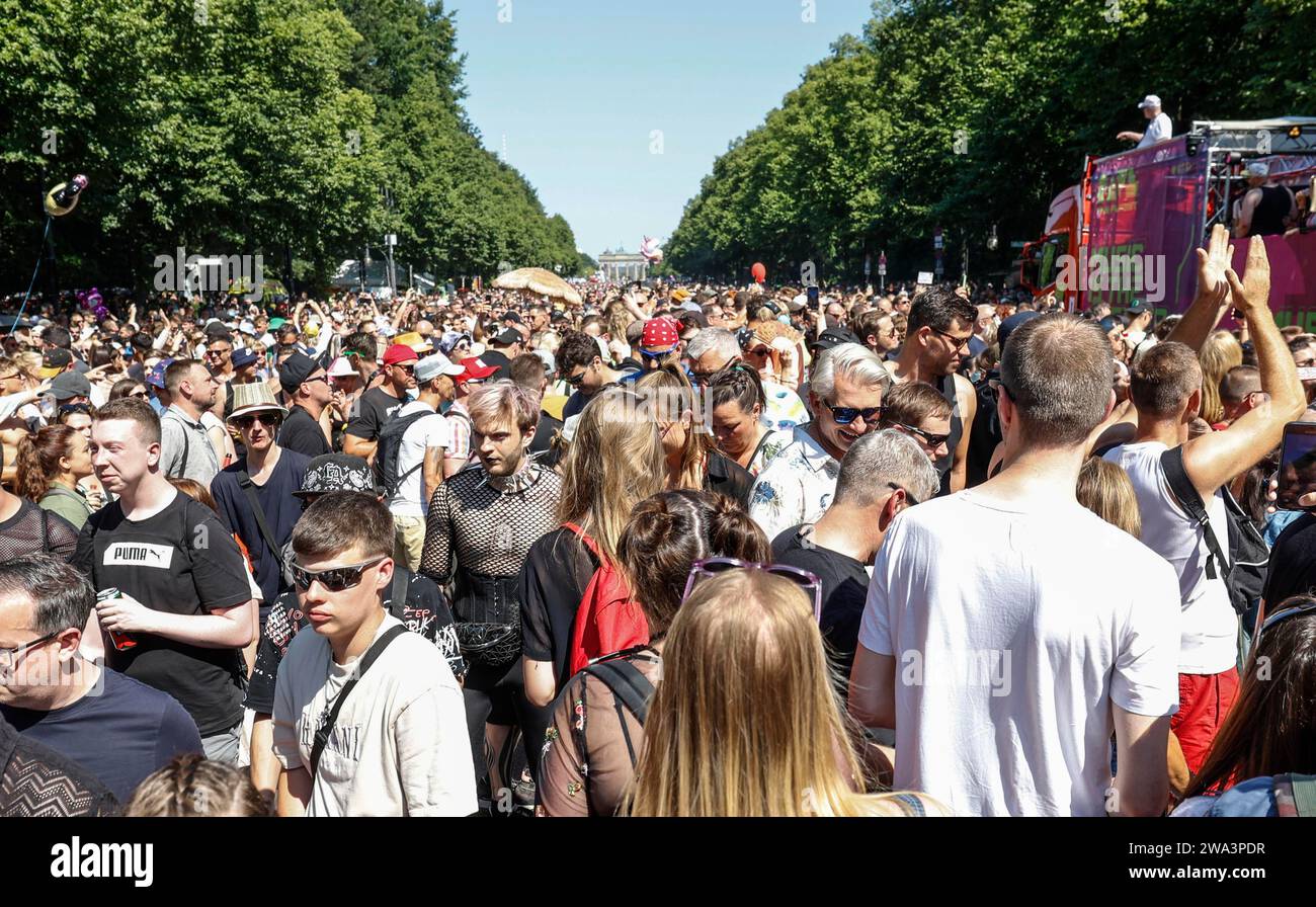 Techno-Fans feiern 08.07.2023 in Berlin Rave the Planet Stockfoto