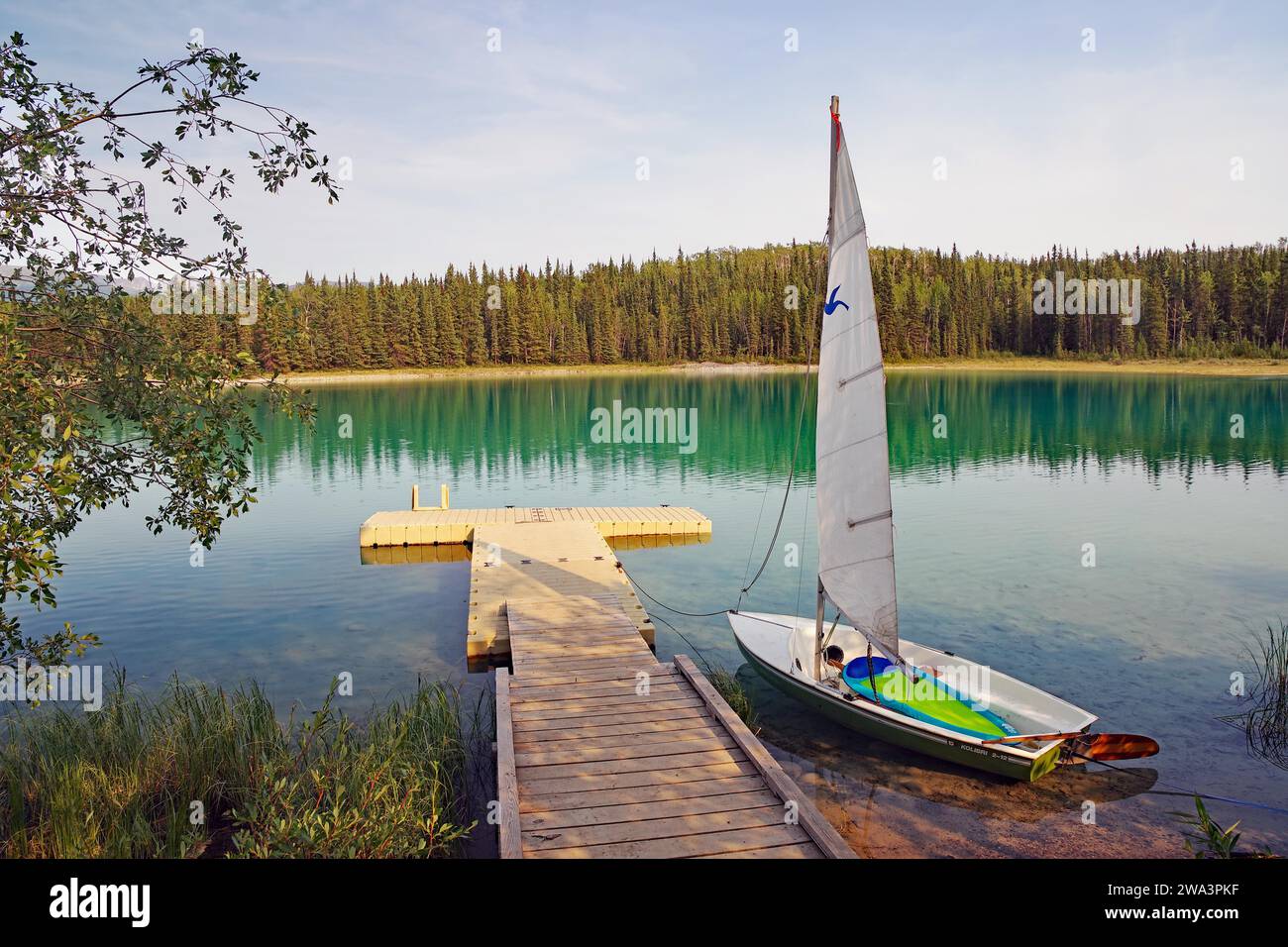 Ruhiger See mit kleinem Segelboot, kristallklarem Wasser, Boya Provincial Park, Stewart Cassiar Highway, British Columbia, Kanada, Nordamerika Stockfoto