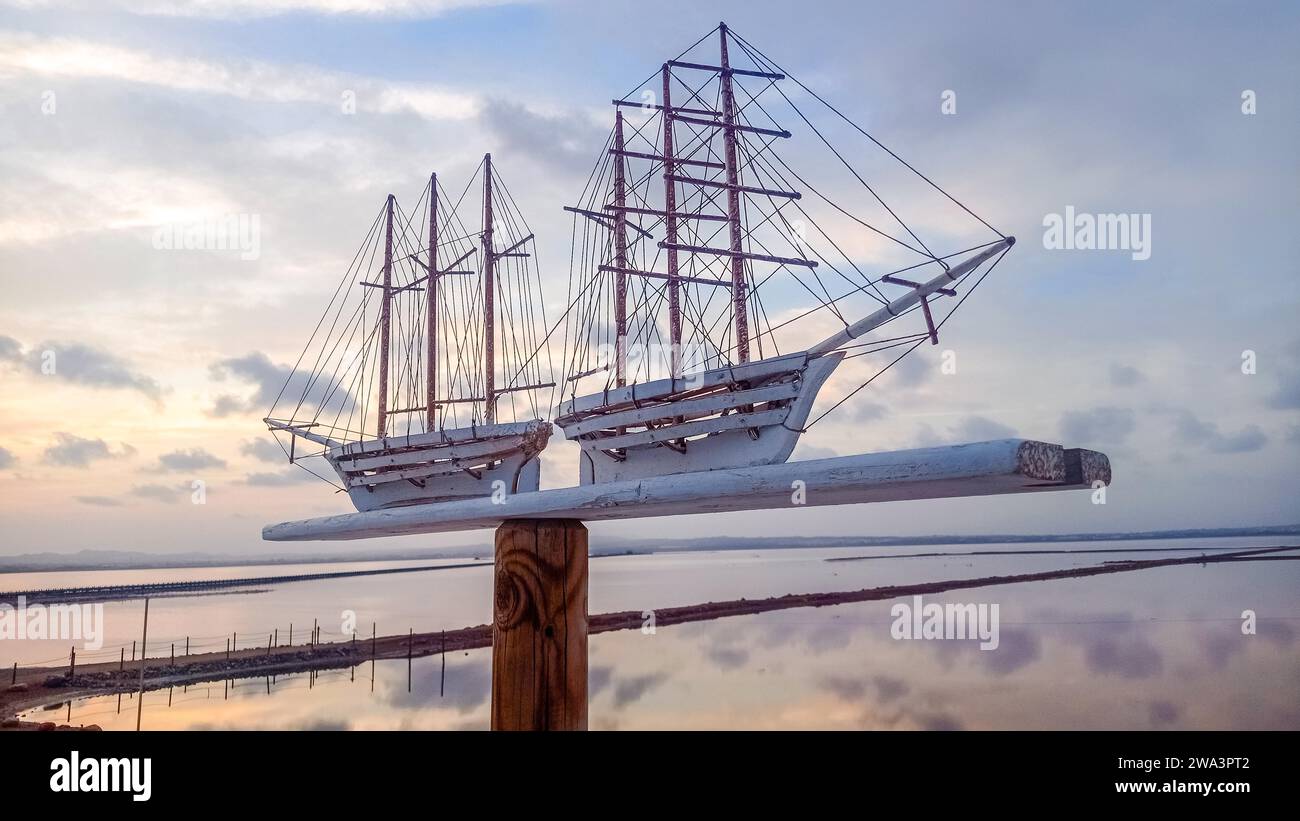 Nachbildung des kostbaren Schiffes, das in der Meersalzindustrie in Torrevieja, Spanien, Europa arbeitete Stockfoto