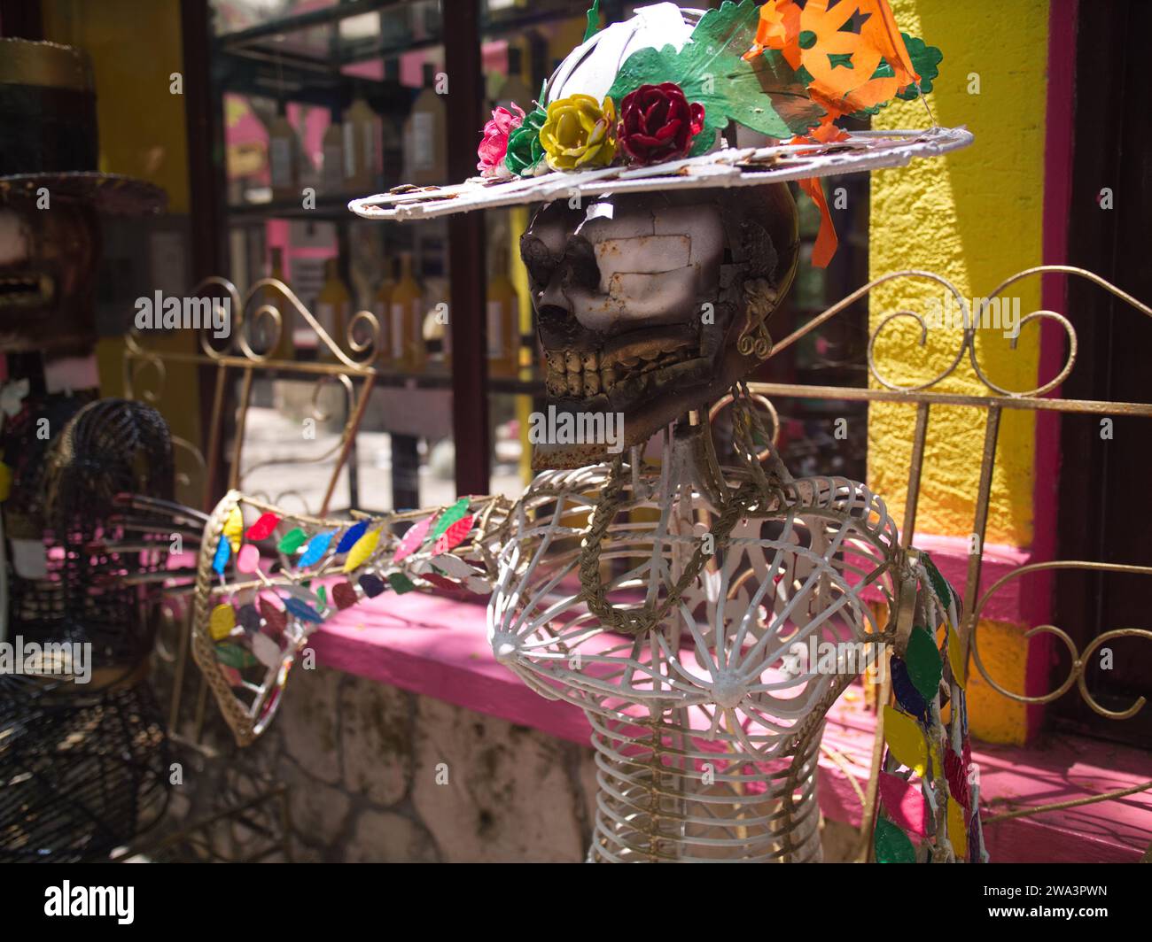 Quintana Roo, Mexiko - 1. November 2023 - Foto eines traditionellen mexikanischen Skelett-Ornaments vor einem lokalen Geschäft in Mexiko während Dia de los Muertos c Stockfoto