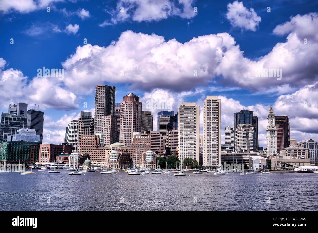 Die Skyline von Boston, Massachusetts vom Boston Harbor. Stockfoto