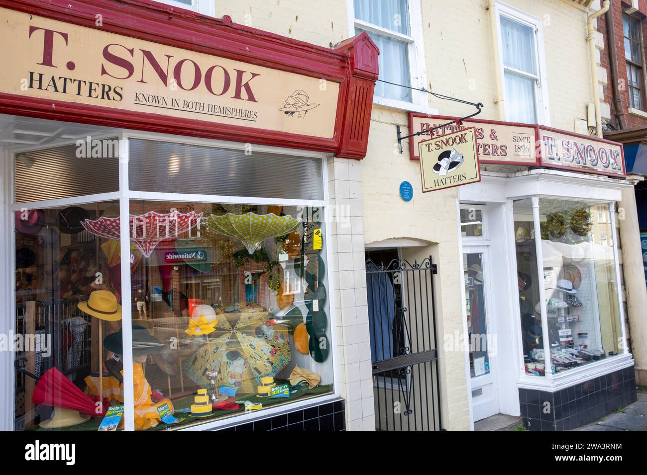 Bridport Dorset, T Snook Hatters Hattery Shop im Stadtzentrum, England, Großbritannien, 2023 Stockfoto