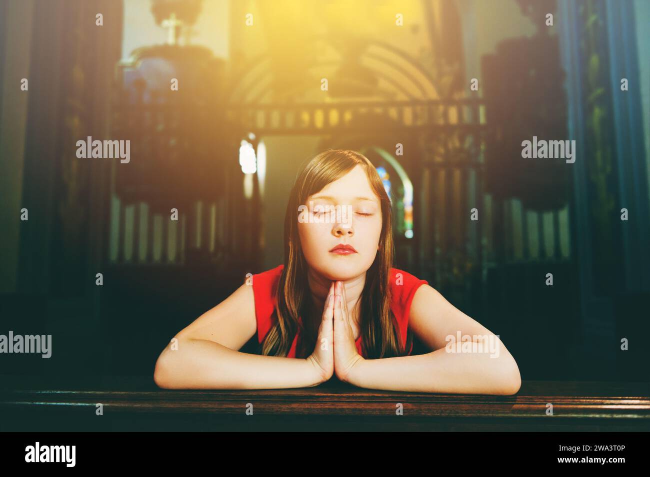 Kindergebete in der Kirche Stockfoto