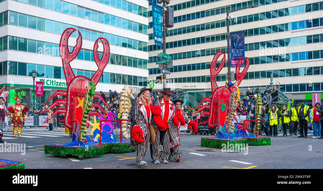 Philadelphia, Usa. Januar 2024. Rock Lobster tritt während der Mummers Parade 2024 am Montag, 1. Januar 2024 in der Broad Street in Philadelphia, Pennsylvania auf. William Thomas Cain/Alamy Live News Stockfoto