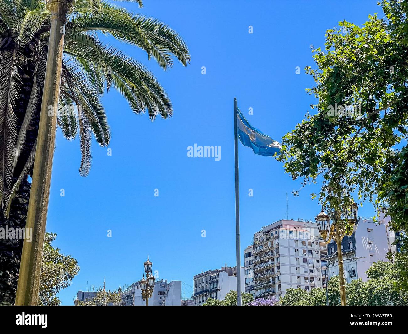 Wunderschöner Blick aus der Luft auf die argentinische Flagge, den Palast des argentinischen Nationalkongresses, in der Stadt Buenos Aires, Argentinien Stockfoto