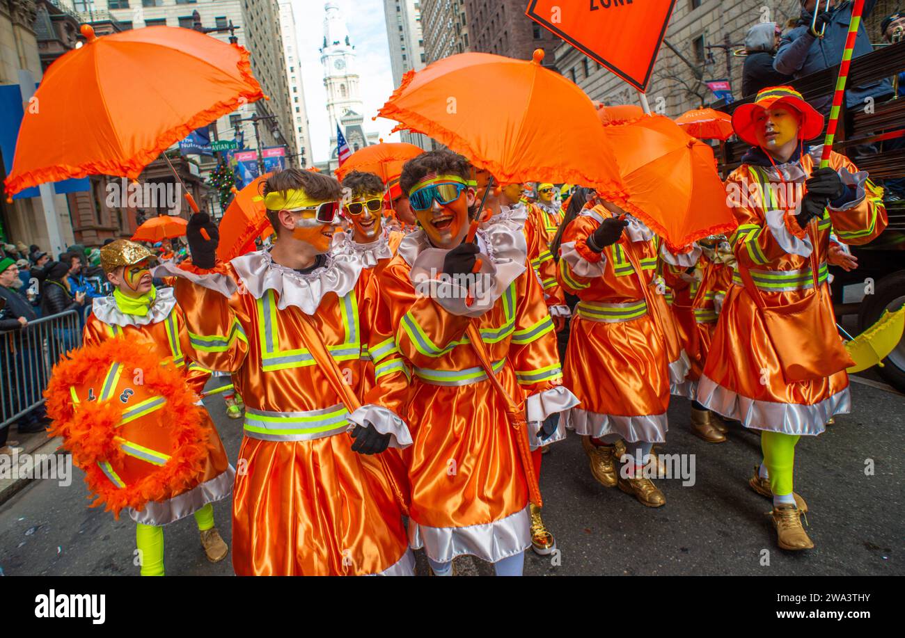 Philadelphia, Usa. Januar 2024. Während der Mummers Parade 2024 am 1. Januar 2024 in der Broad Street in Philadelphia, Pennsylvania, treten die Gruppen auf. William Thomas Cain/Alamy Live News Stockfoto