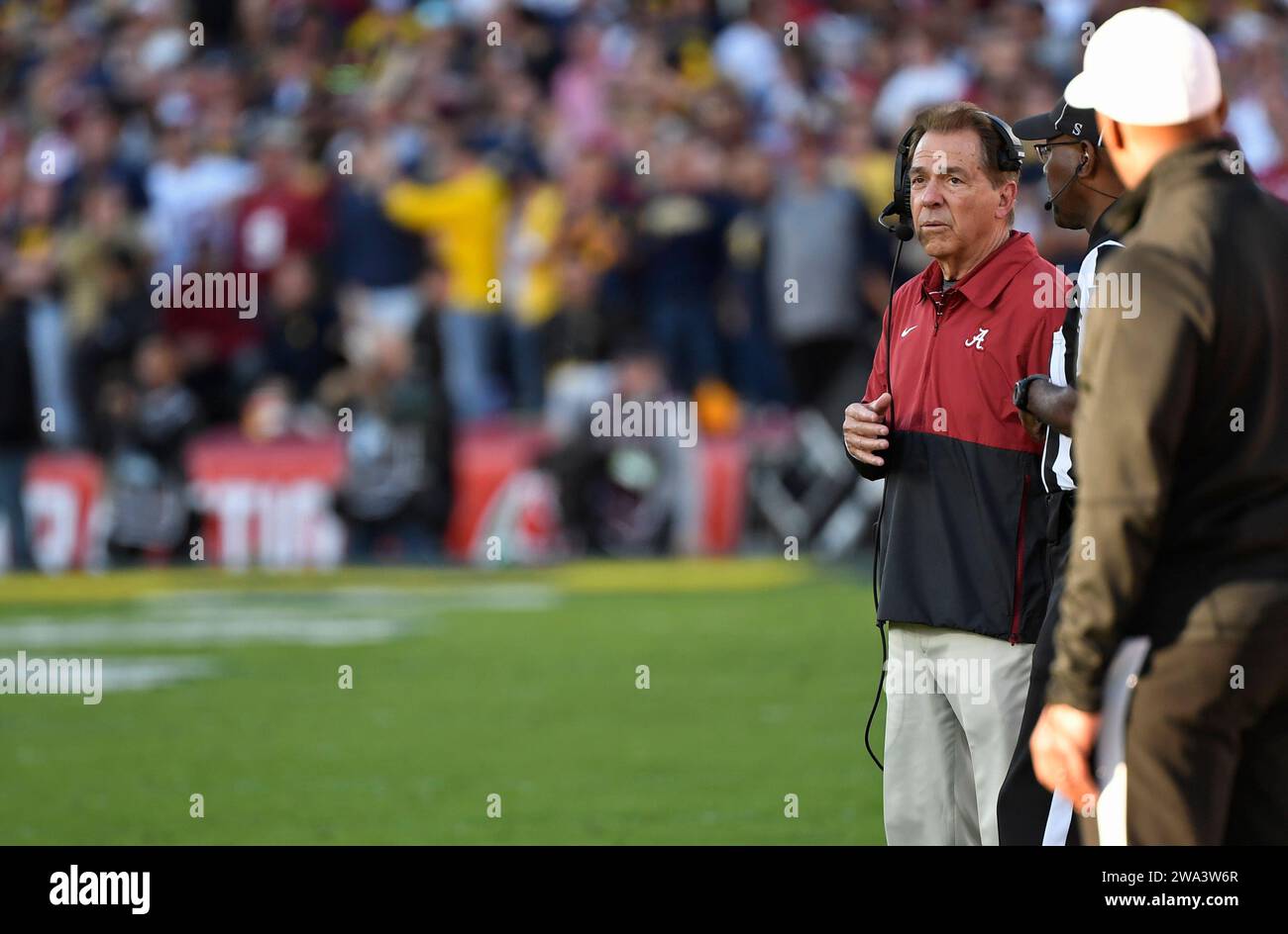 Pasadena, Usa. Januar 2024. Jim Harbaugh, Cheftrainer von Michigan Wolverines, beobachtet die Action in der ersten Halbzeit gegen den Alabama Crimson Tide beim Rose Bowl NCAA-Fußballspiel 2024 im Rose Bowl in Pasadena, Kalifornien am Montag, 1. Januar 2024. Foto: Jon SooHoo/UPI Credit: UPI/Alamy Live News Stockfoto