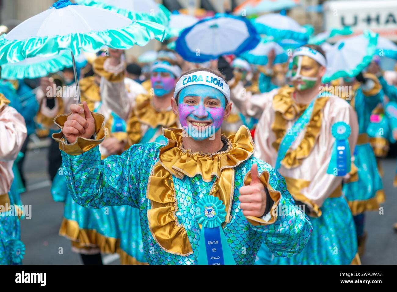 Philadelphia, Usa. Januar 2024. Während der Mummers Parade 2024 am 1. Januar 2024 in der Broad Street in Philadelphia, Pennsylvania, treten die Gruppen auf. William Thomas Cain/Alamy Live News Stockfoto