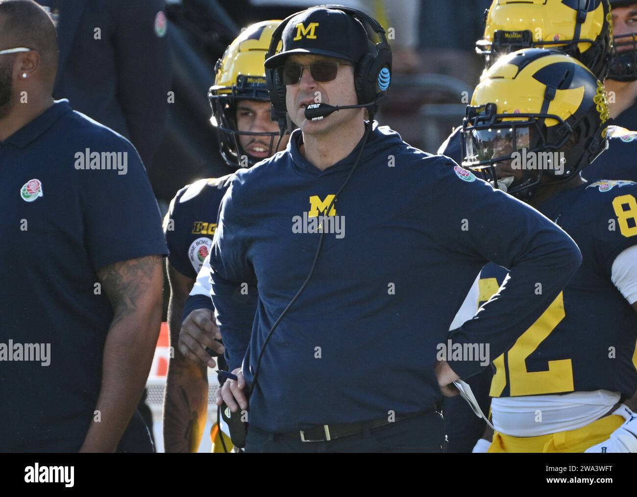 Pasadena, Usa. Januar 2024. Jim Harbaugh, Cheftrainer von Michigan Wolverines, beobachtet die Action gegen die Alabama Crimson Tide in der ersten Halbzeit beim Rose Bowl NCAA-Fußballspiel 2024 im Rose Bowl in Pasadena, Kalifornien am Montag, 1. Januar 2024. Foto: Jon SooHoo/UPI Credit: UPI/Alamy Live News Stockfoto