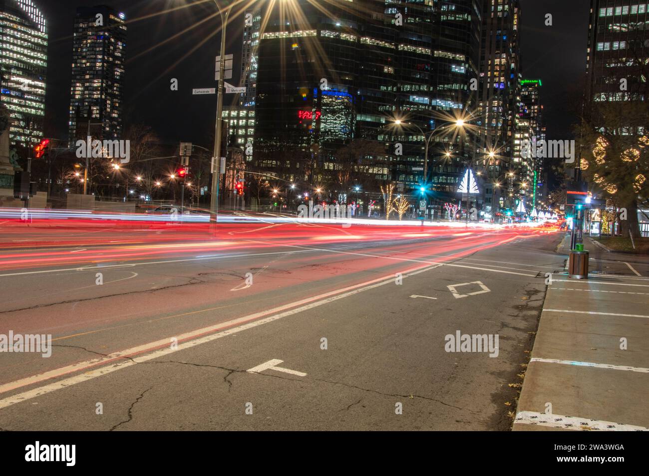 Nächtliche Autofahrten auf dem Rene Levesque Boulevard in Montreal, Quebec, Kanada Stockfoto