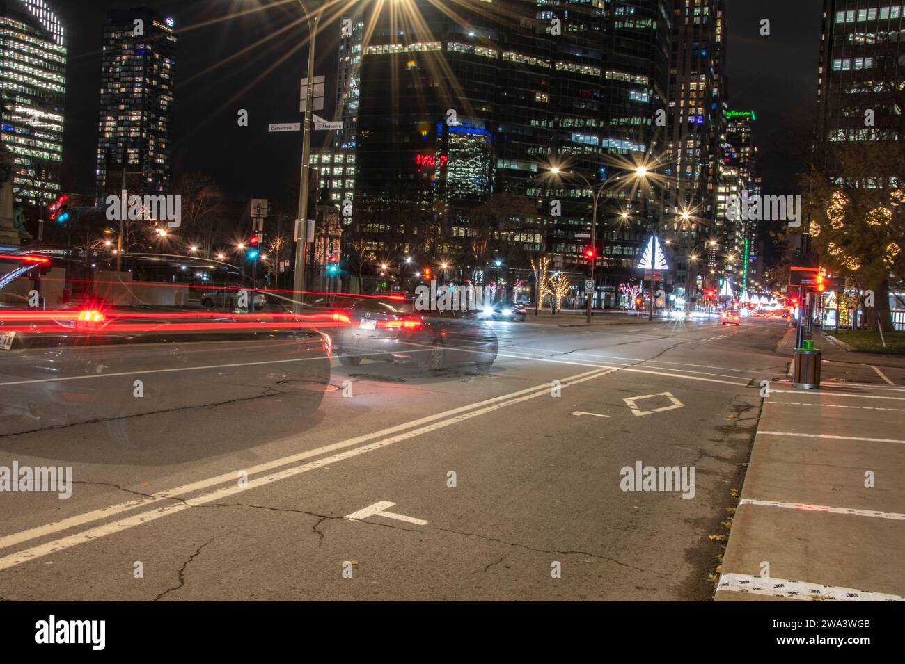 Nächtliche Autofahrten auf dem Rene Levesque Boulevard in Montreal, Quebec, Kanada Stockfoto