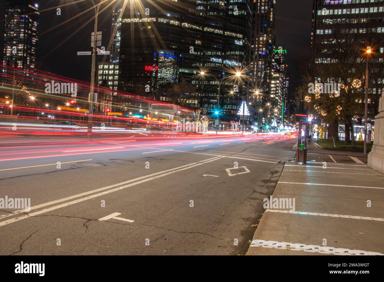 Nächtliche Autofahrten auf dem Rene Levesque Boulevard in Montreal, Quebec, Kanada Stockfoto