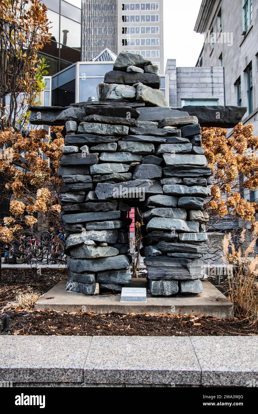 Inukshuk am Eingang des McCord Museums in der Innenstadt von Montreal, Quebec, Kanada Stockfoto