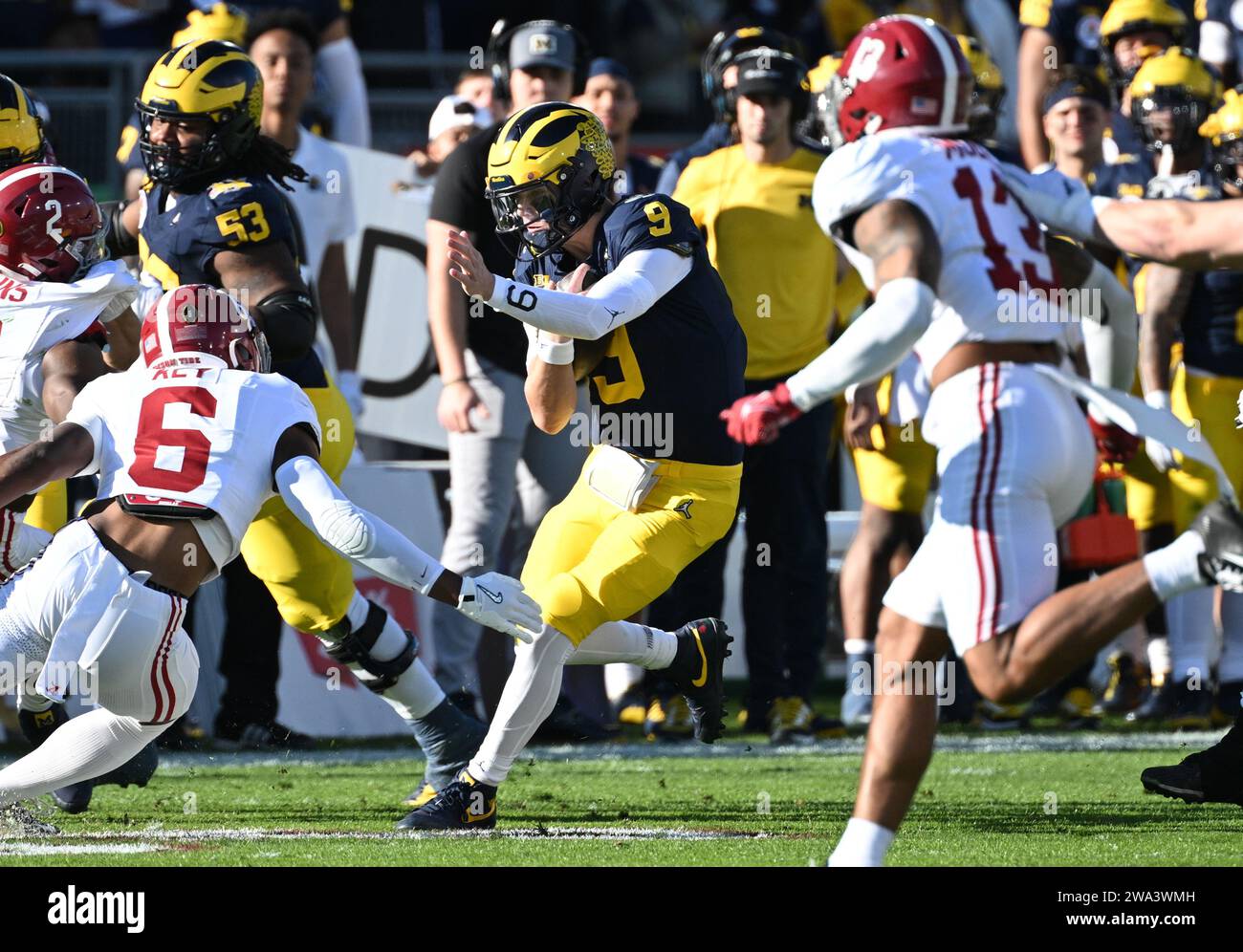 Pasadena, Usa. Januar 2024. Michigan Wolverines Quarterback J.J. McCarthy stürmt in der ersten Halbzeit im Rose Bowl 2024 in Pasadena, Kalifornien am Montag, 1. Januar 2024 gegen die Alabama Crimson Tide. Foto: Jon SooHoo/UPI Credit: UPI/Alamy Live News Stockfoto