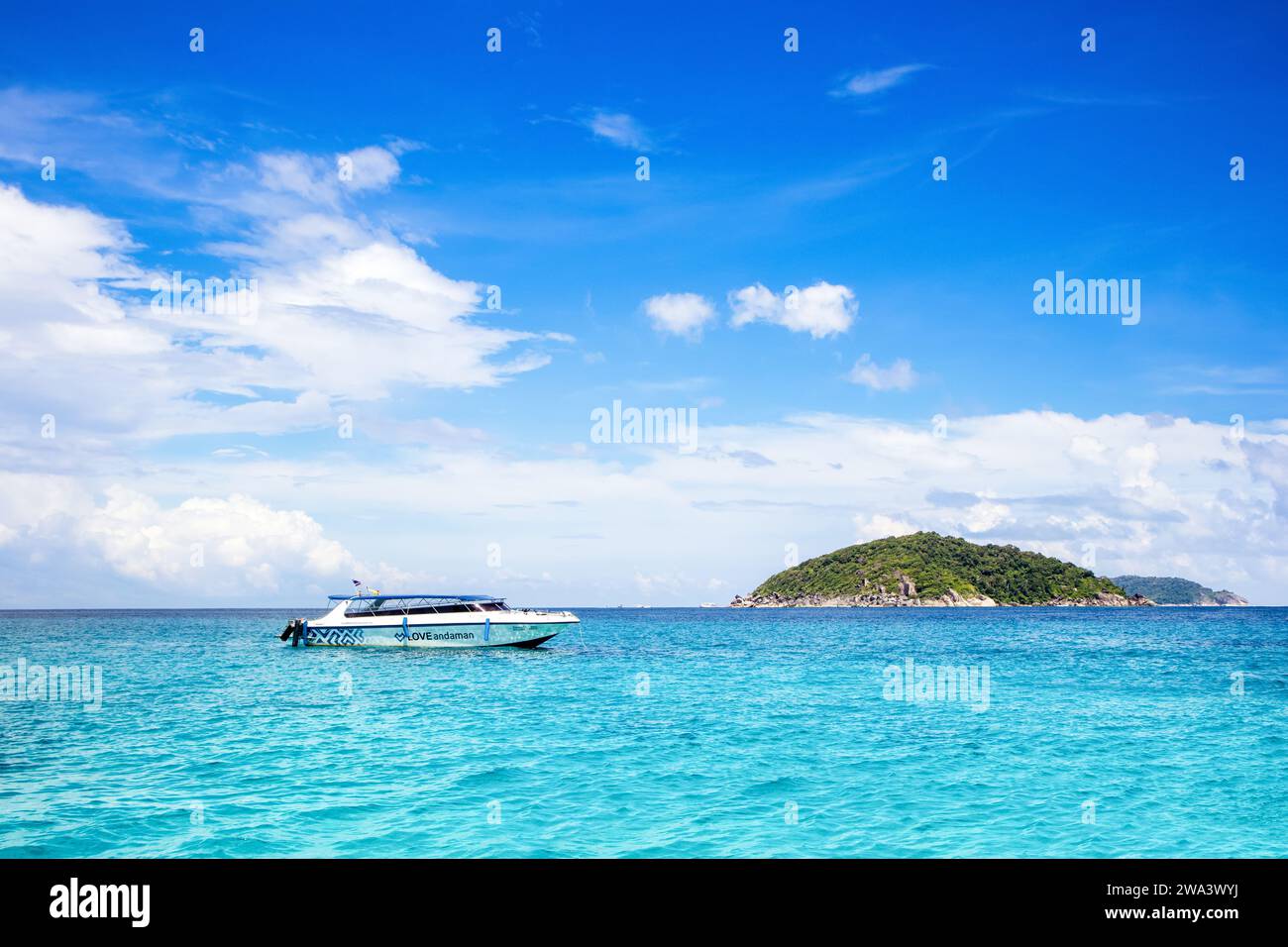 Similan Inseln - 10. November 2023: Kreuzfahrtschiffe in der Nähe der Similan Inseln mit paradiesischer Aussicht, Schnorchel- und Tauchplätzen Stockfoto