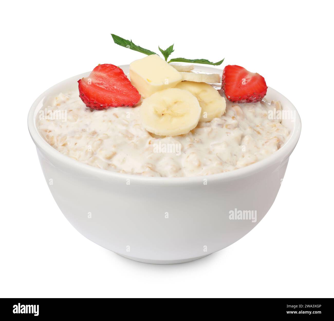 Leckeres gekochtes Haferflocken mit Banane und Erdbeere in Schüssel isoliert auf weiß Stockfoto
