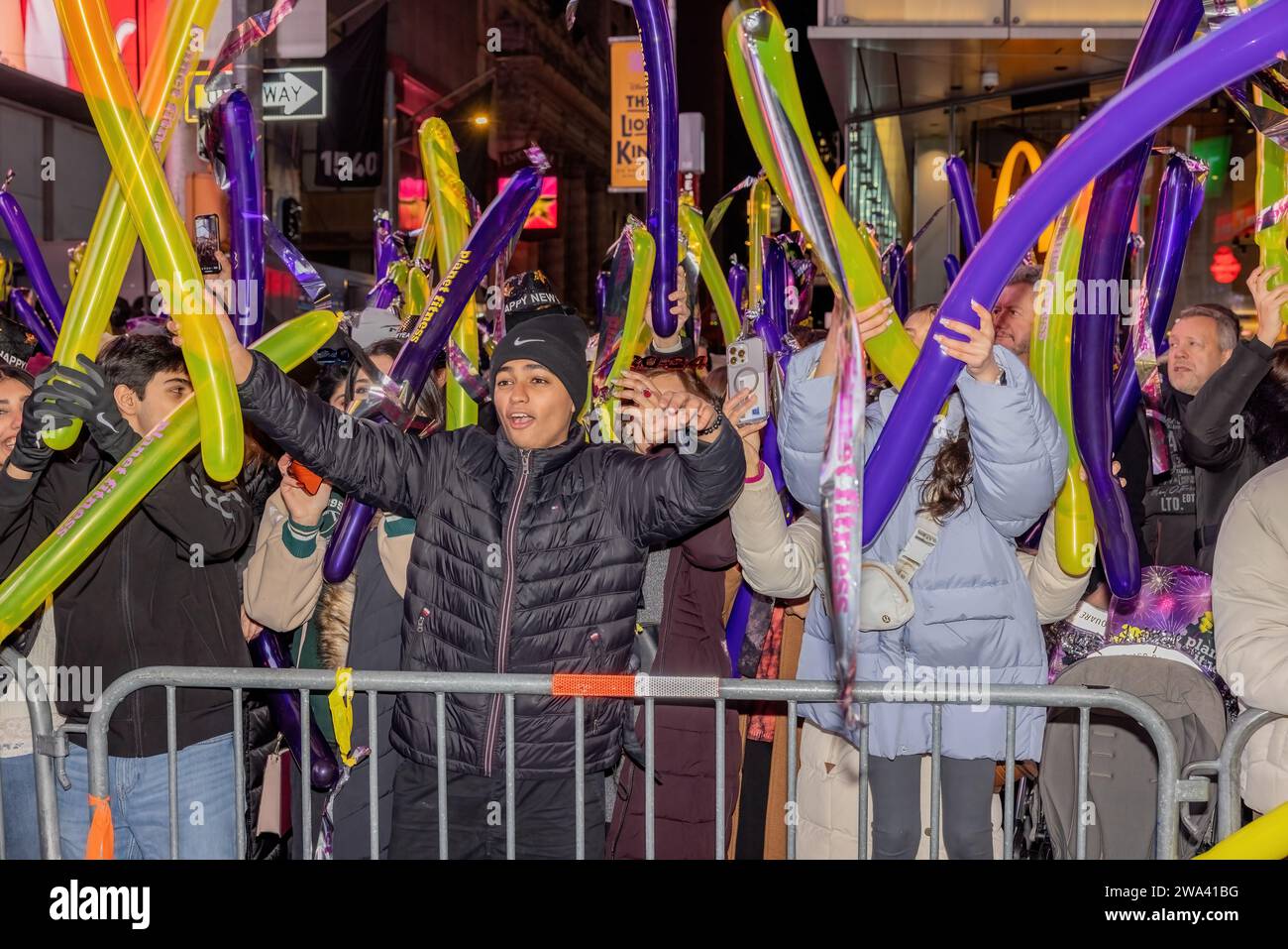 NEW YORK, New YORK, New YORK – 31. Dezember 2023: Silvesterfreunde versammeln sich am Times Square. Stockfoto