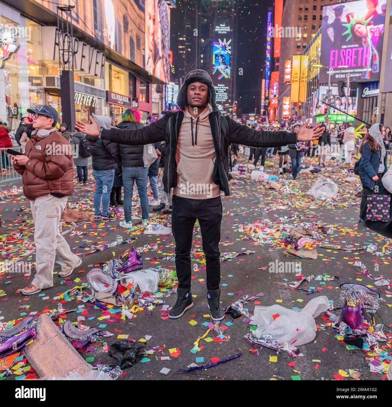 NEW YORK, New YORK – 1. Januar 2024: Am Times Square wird ein Neujahrsgeschwärmer gesehen. Stockfoto