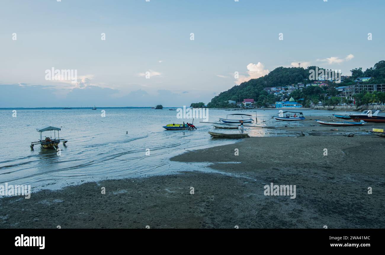Eine Gruppe von Fischern ist es gelungen, ihr Boot ins Meer zu schieben. Stockfoto