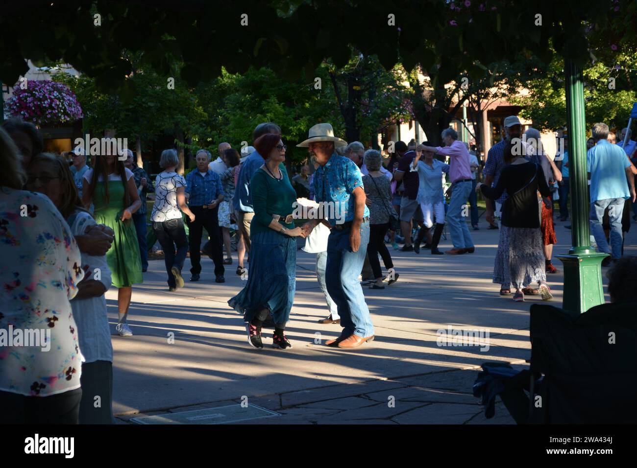 Leute mit Cowboyhüten tanzen auf dem Stadtplatz. Stockfoto