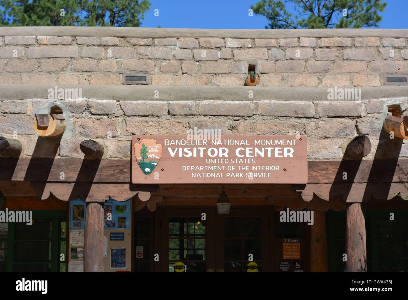 Großes Schild für das Visitors Center am Banelier National Monument in der Nähe von Santa Fe New Mexico. Stockfoto