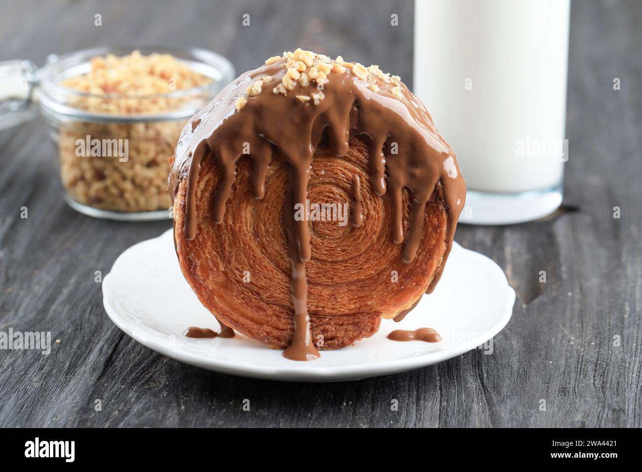 Cromboloni oder Crombolini, Croissant Bomboloni Round New York Roll mit Schokoladensauce Stockfoto