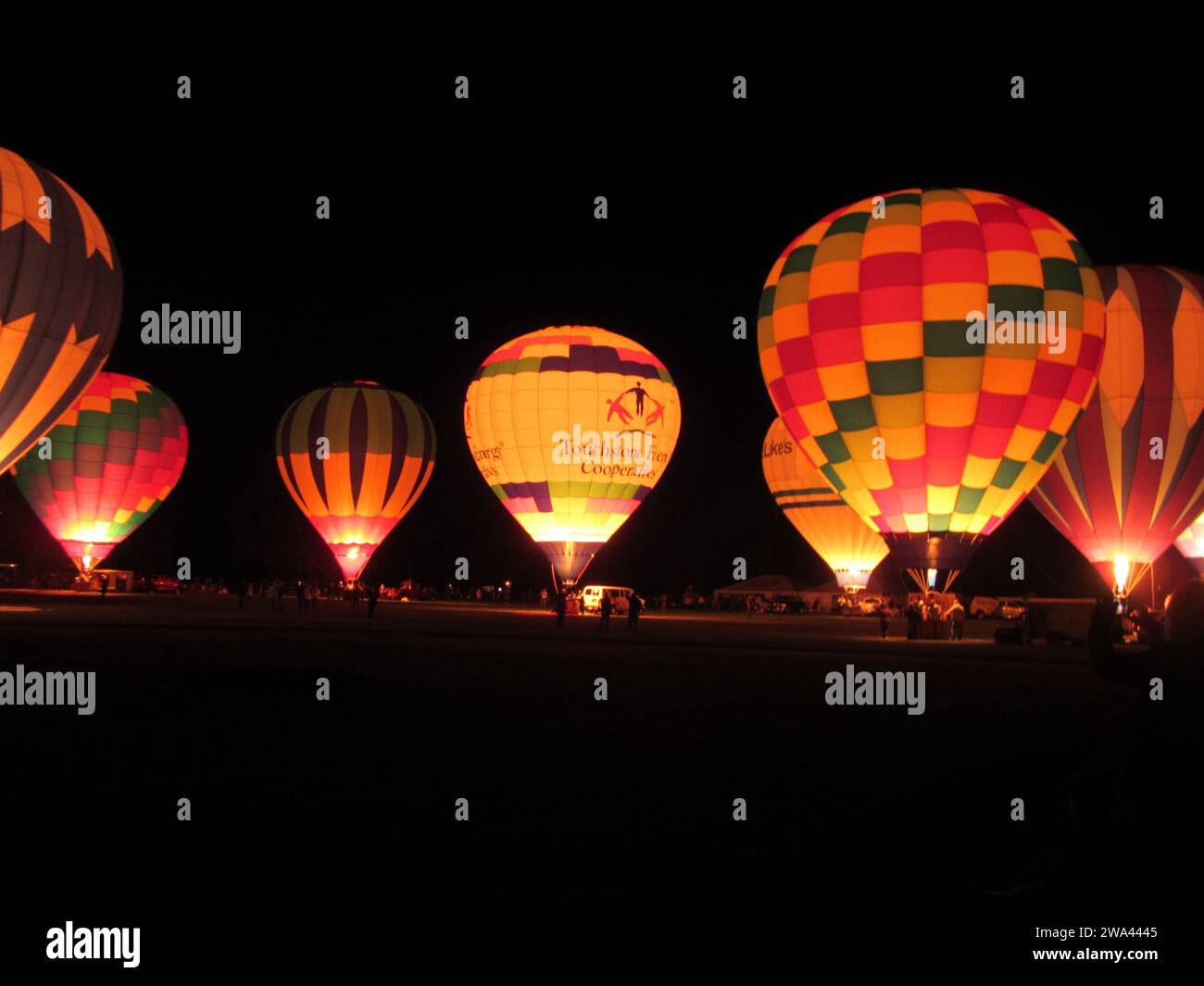 Das Glühen! Bunte Heißluftballons bei Nacht beim Walla Walla Heißluftballon Festival. Stockfoto