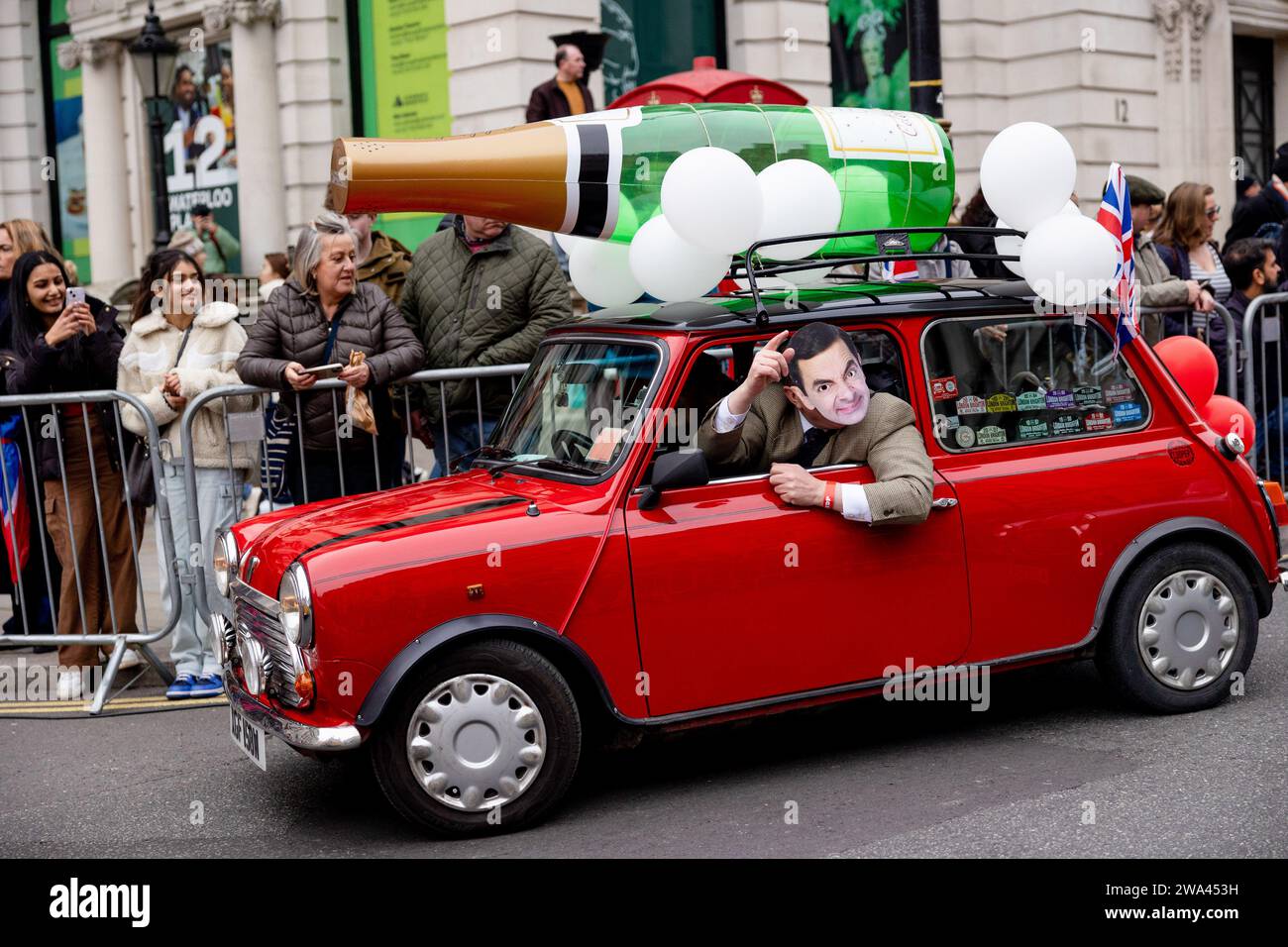 London, Großbritannien. Januar 2024. Ein Darsteller mit einer Maske von Mr. Bean in einem Mini-cooper während der Londoner Neujahrsparade. Die London New Year's Day Parade (LNYDP) ist eine jährliche Parade durch die Straßen des West End von London am 1. Januar seit 1987. In diesem Jahr tanzen mehr als 8.000 Künstler am ersten Tag des Jahres 2024 vom Green Park zum Palace of Westminster und zogen Besuche von Hunderttausenden von Touristen an. (Foto: Hesther ng/SOPA Images/SIPA USA) Credit: SIPA USA/Alamy Live News Stockfoto