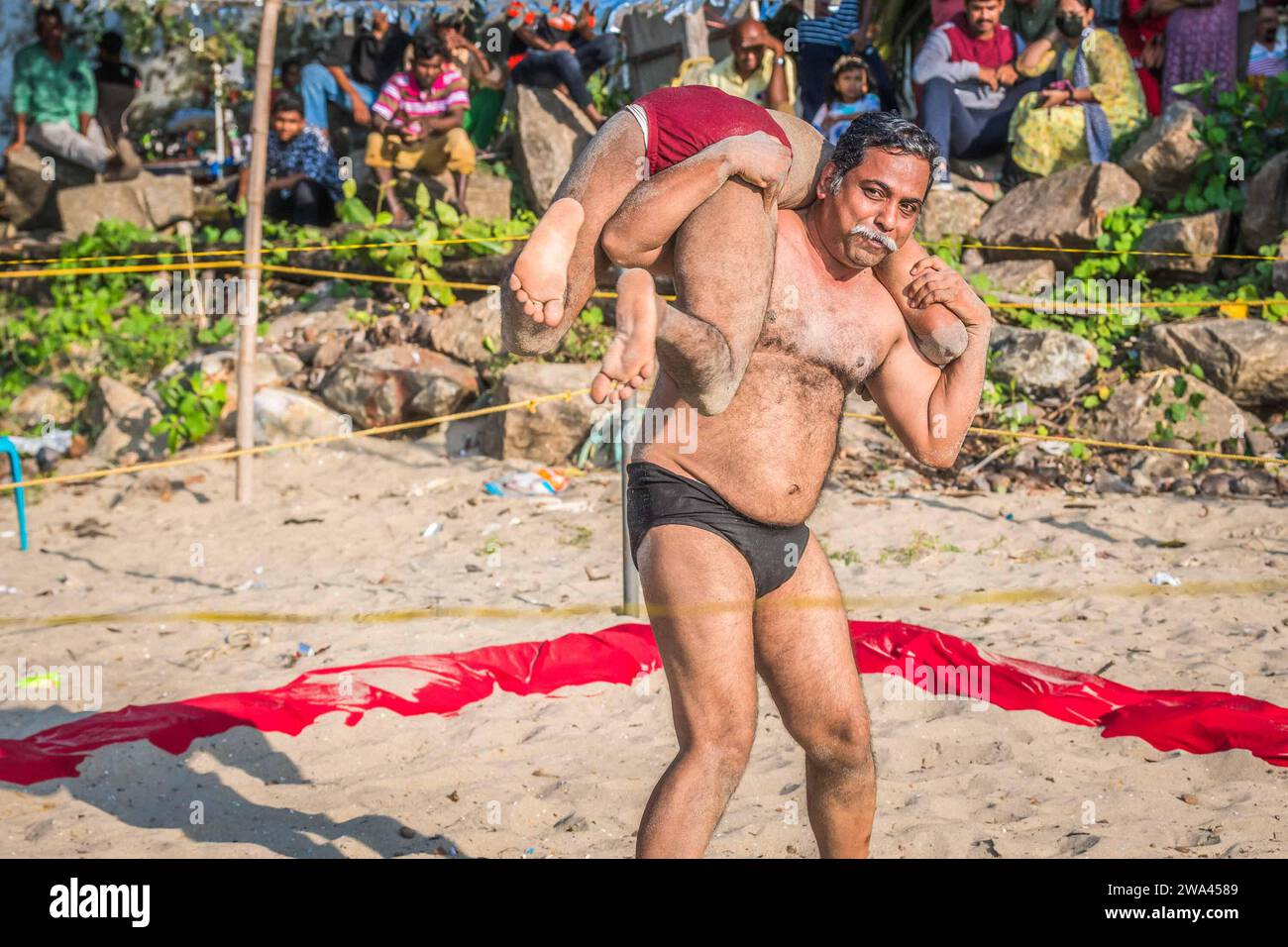 kochi, Indien - 27. Dezember 2023: Kushti-Wrestler schlägt einen anderen während ihres Wettkampfes um Stockfoto