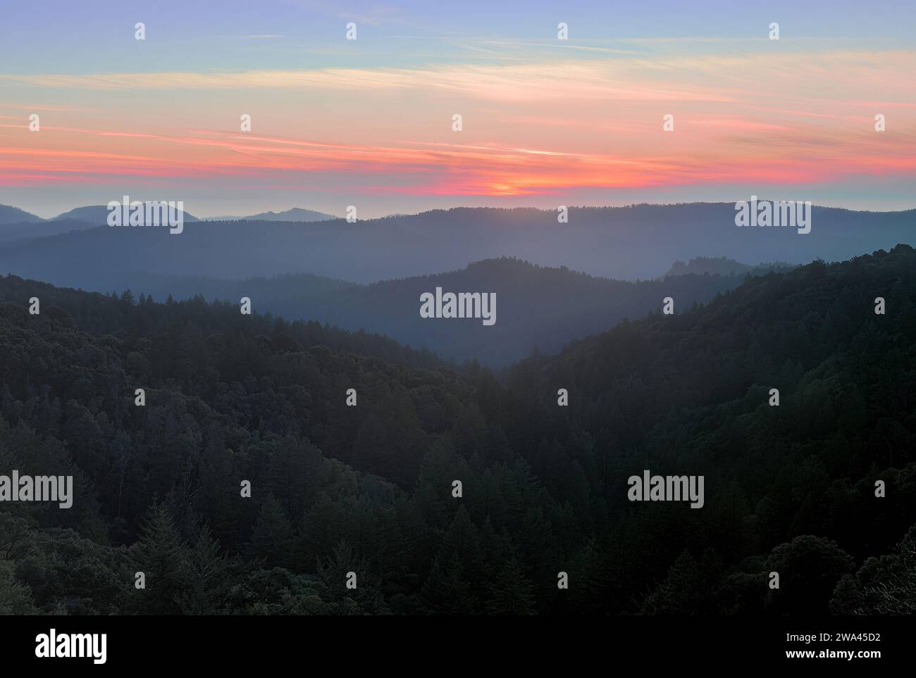 Nebeliger Sonnenuntergang über den Santa Cruz Mountains über dem Skyline Blvd in Los Gatos, Kalifornien. Stockfoto