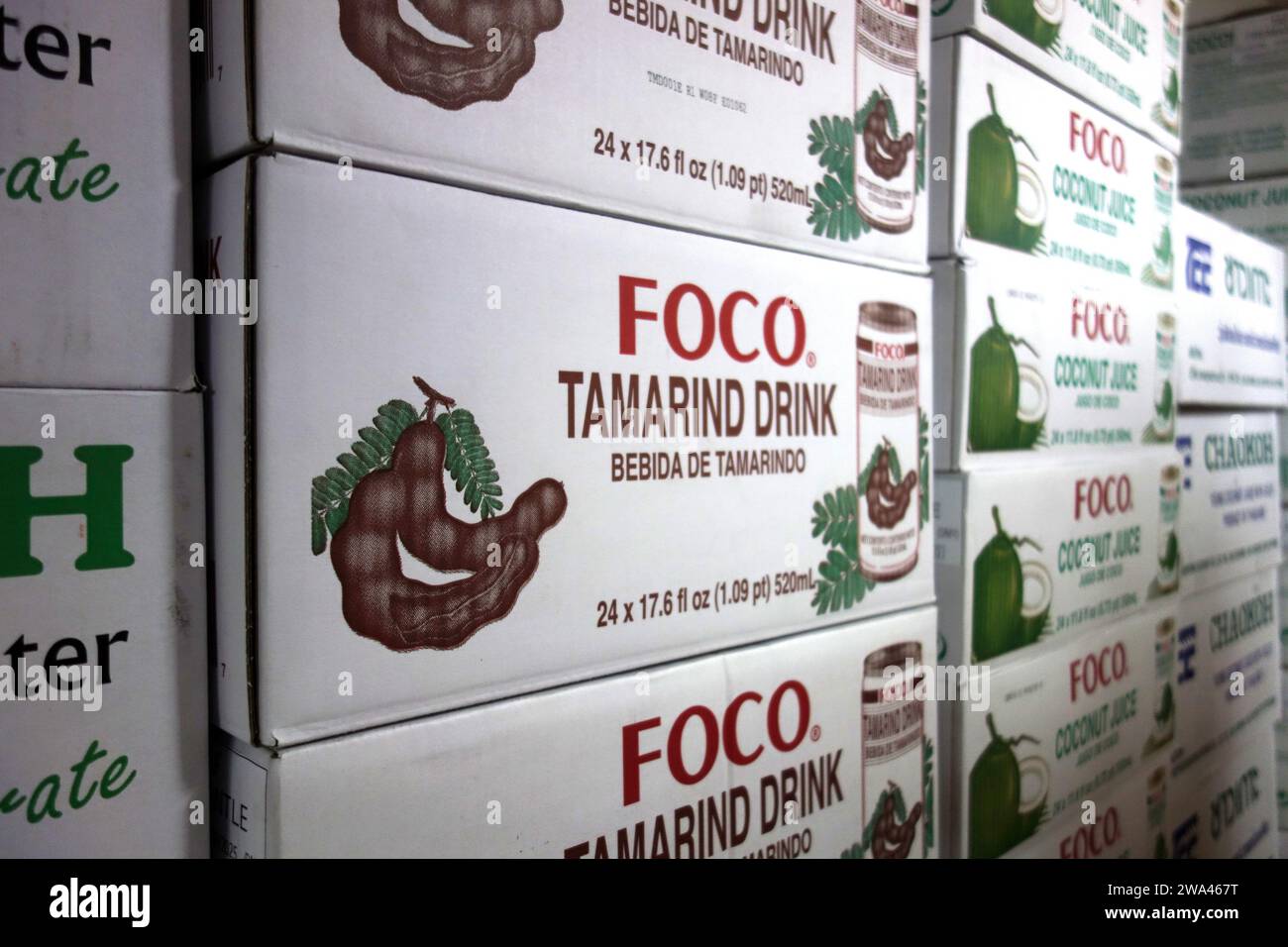 Kisten mit FOCO Fruchtgetränken einschließlich Tamarinde und Guave, asiatischer Supermarkt, Perth, Western Australia. Keine PR Stockfoto