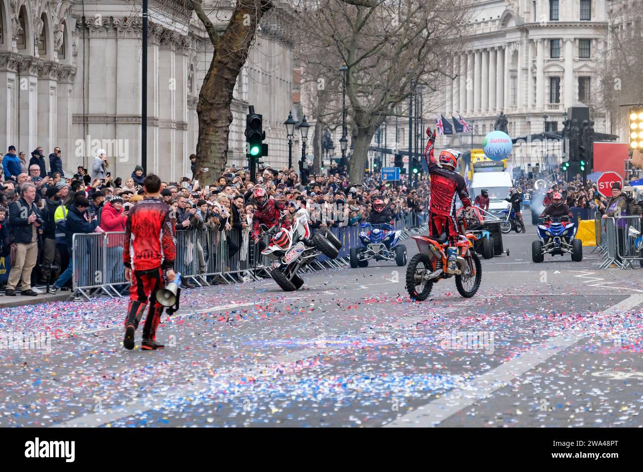 London, Großbritannien. Januar 2024. Die Menschenmassen in London versammeln sich, um die London New Year's Day Parade (LNYDP) zu beobachten, die Anfang 2024 feiert. 8.000 Teilnehmer, bestehend aus Marschbands, Tänzern, Cheerleadern, Stunt Acts, Vertretern der lokalen Behörden und Sängern, laufen und treten entlang der zentralen Londoner Route auf. Quelle: Eleventh Photography/Alamy Live News Stockfoto