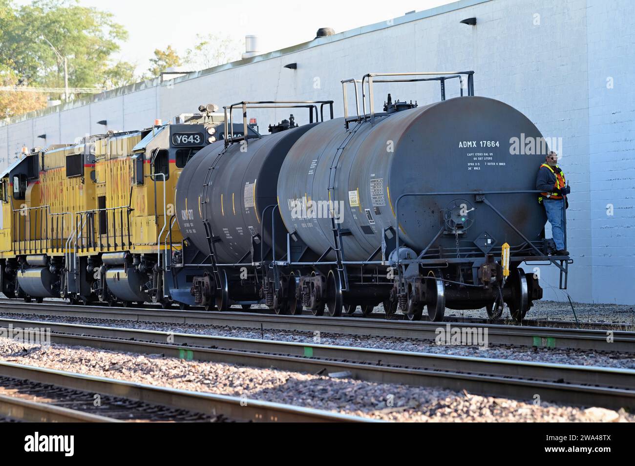 West Chicago, Illinois, USA. Ein Ingenieur betreibt zwei Lokomotiven der Union Pacific Railroad ferngesteuert, während er auf dem Bahnsteig oder im Heckwagen fährt. Stockfoto