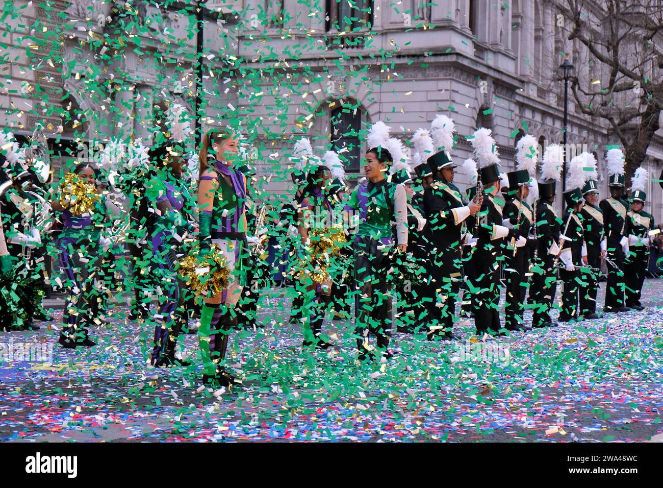 London, Großbritannien. Januar 2024. Die Menschenmassen in London versammeln sich, um die London New Year's Day Parade (LNYDP) zu beobachten, die Anfang 2024 feiert. 8.000 Teilnehmer, bestehend aus Marschbands, Tänzern, Cheerleadern, Stunt Acts, Vertretern der lokalen Behörden und Sängern, laufen und treten entlang der zentralen Londoner Route auf. Quelle: Eleventh Photography/Alamy Live News Stockfoto