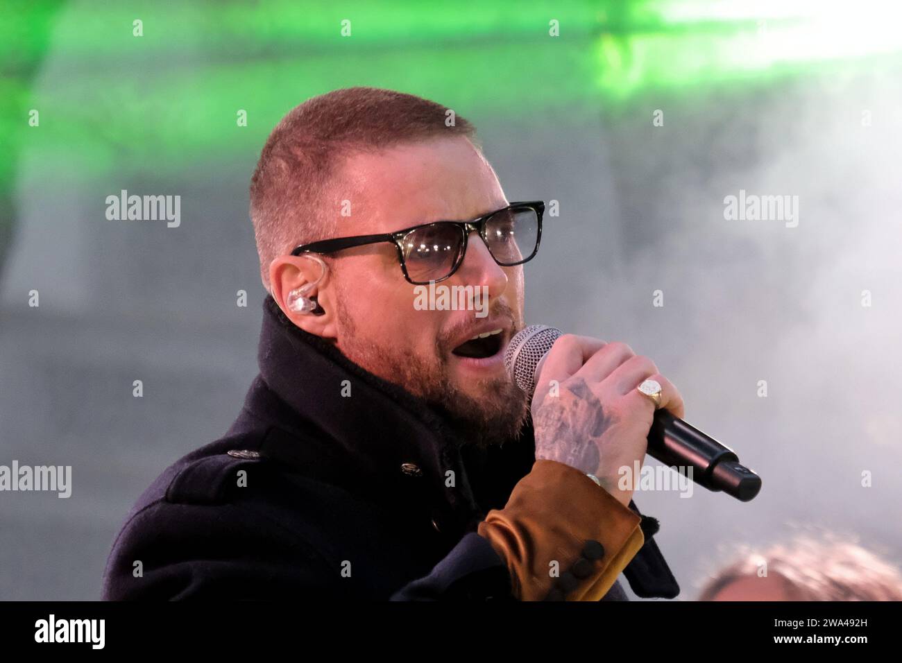 London, Großbritannien. Januar 2024. Boyzlife's Keith Duffy singt auf einem Wagen. Die Menschenmassen in London versammeln sich, um die London New Year's Day Parade (LNYDP) zu beobachten, die Anfang 2024 feiert. 8.000 Teilnehmer, bestehend aus Marschbands, Tänzern, Cheerleadern, Stunt Acts, Vertretern der lokalen Behörden und Sängern, laufen und treten entlang der zentralen Londoner Route auf. Quelle: Eleventh Photography/Alamy Live News Stockfoto