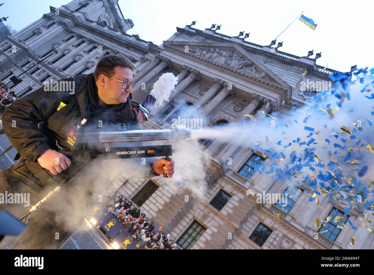 London, Großbritannien. Januar 2024. Die Menschenmassen in London versammeln sich, um die London New Year's Day Parade (LNYDP) zu beobachten, die Anfang 2024 feiert. 8.000 Teilnehmer, bestehend aus Marschbands, Tänzern, Cheerleadern, Stunt Acts, Vertretern der lokalen Behörden und Sängern, laufen und treten entlang der zentralen Londoner Route auf. Quelle: Eleventh Photography/Alamy Live News Stockfoto