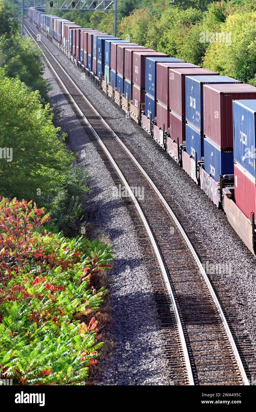 Wheaton, Illinois, USA. Ein intermodaler Güterzug der Union Pacific in östlicher Richtung, der durch den Nordosten von Illinois in eine Kurve übergeht. Stockfoto