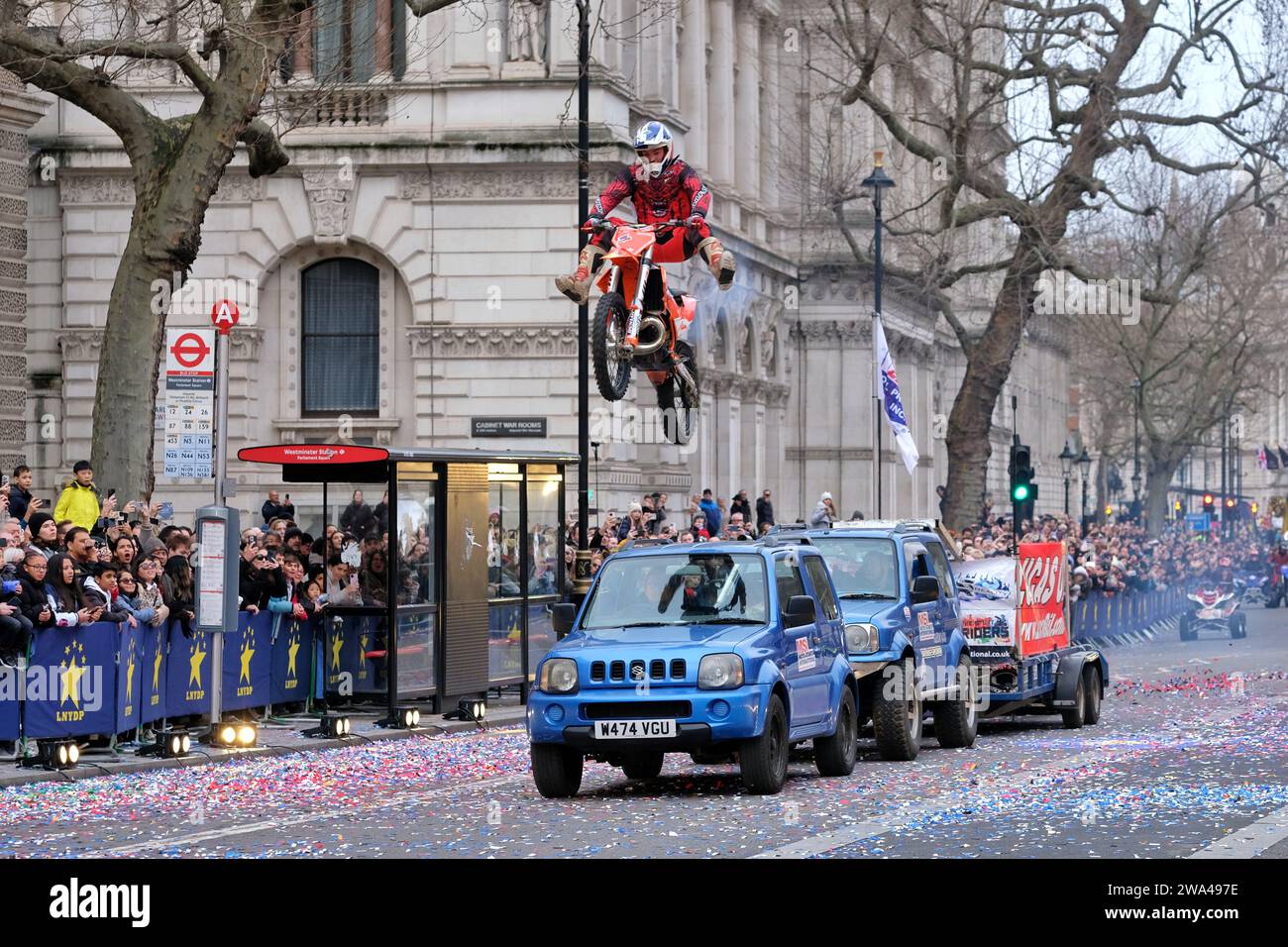 London, Großbritannien. Januar 2024. Die Menschenmassen in London versammeln sich, um die London New Year's Day Parade (LNYDP) zu beobachten, die Anfang 2024 feiert. 8.000 Teilnehmer, bestehend aus Marschbands, Tänzern, Cheerleadern, Stunt Acts, Vertretern der lokalen Behörden und Sängern, laufen und treten entlang der zentralen Londoner Route auf. Quelle: Eleventh Photography/Alamy Live News Stockfoto