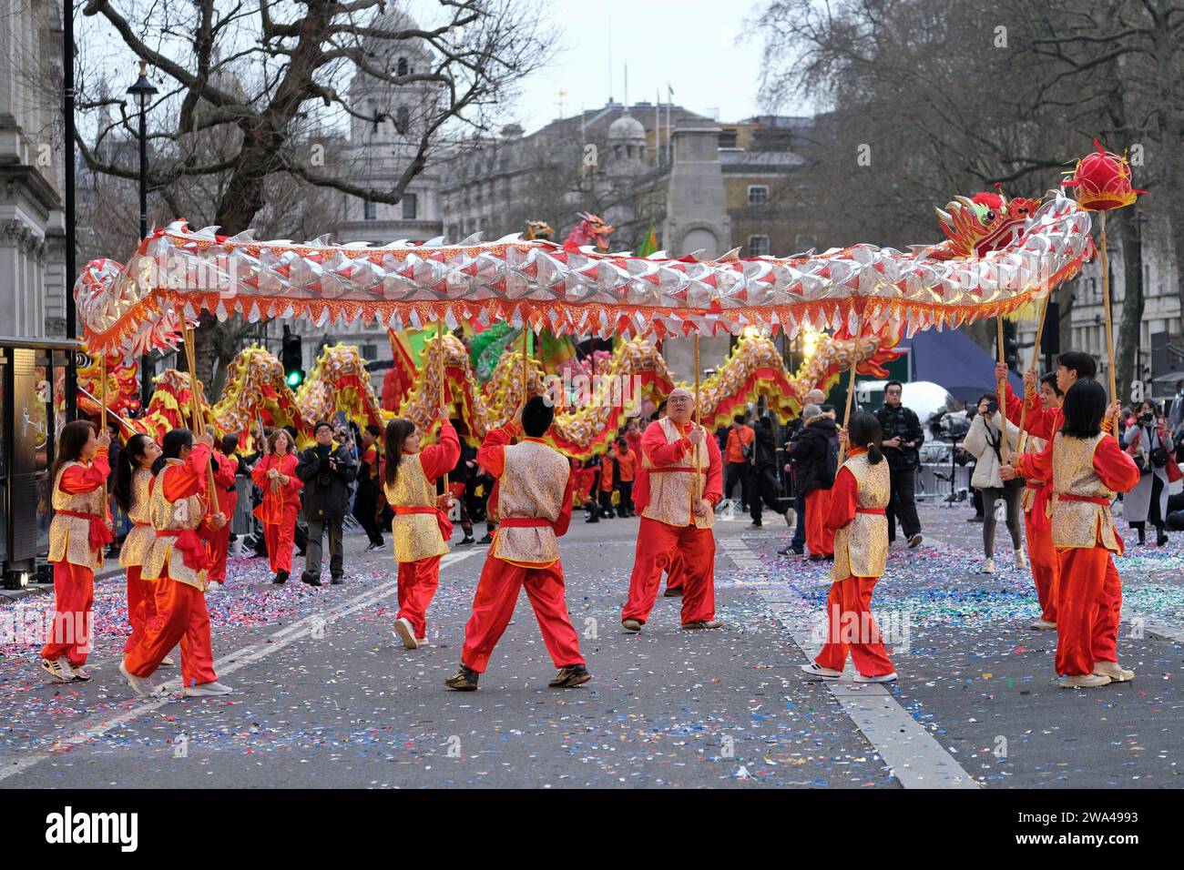 London, Großbritannien. Januar 2024. Die Menschenmassen in London versammeln sich, um die London New Year's Day Parade (LNYDP) zu beobachten, die Anfang 2024 feiert. 8.000 Teilnehmer, bestehend aus Marschbands, Tänzern, Cheerleadern, Stunt Acts, Vertretern der lokalen Behörden und Sängern, laufen und treten entlang der zentralen Londoner Route auf. Quelle: Eleventh Photography/Alamy Live News Stockfoto