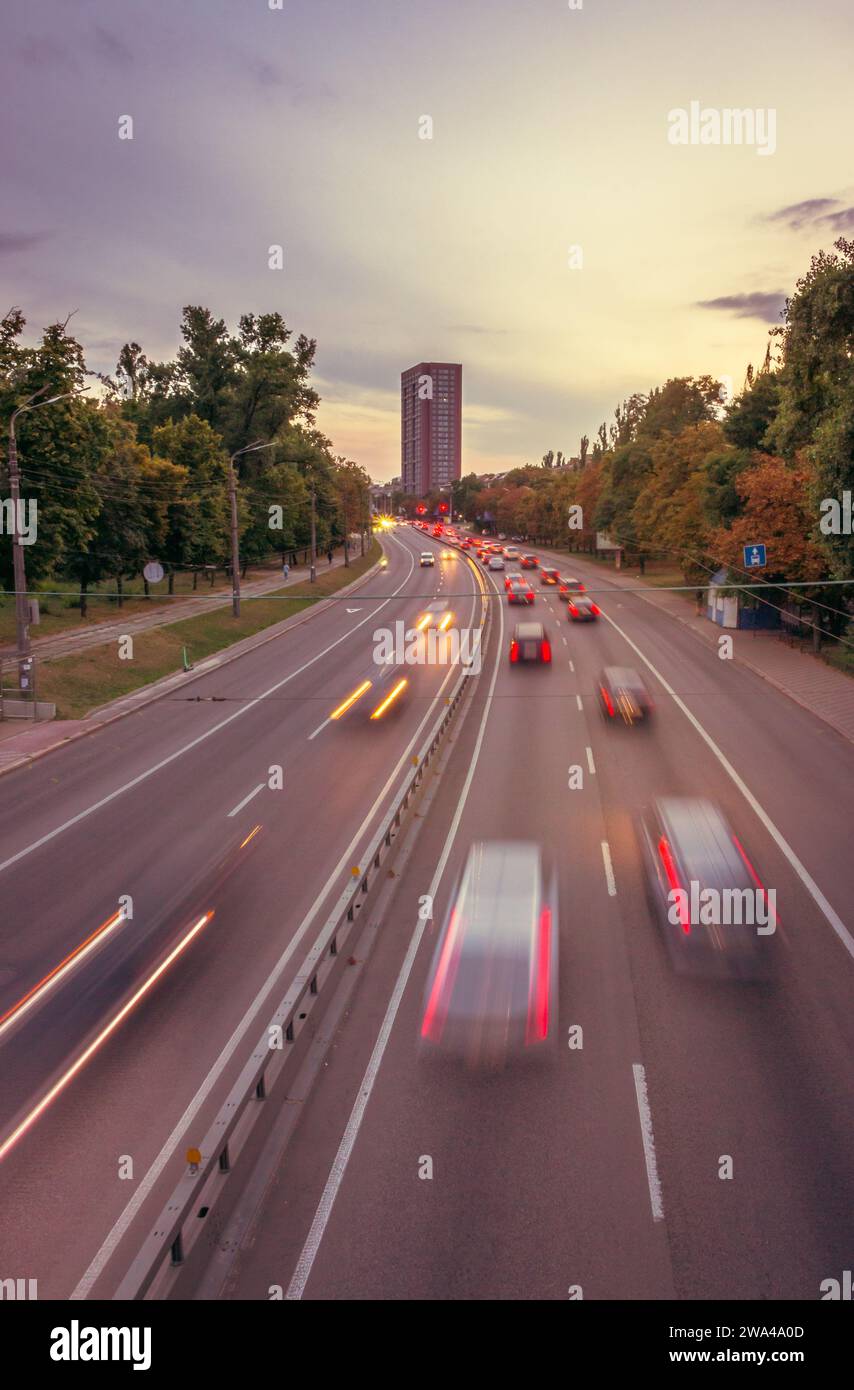 Verkehr auf der Autobahn, Kiew, Ukraine. Verkehrsstau in der Abendstadt. Kiew Stadtbild. Autos in Bewegung, Hochwinkelansicht. Urbane Szene mit Transport Stockfoto