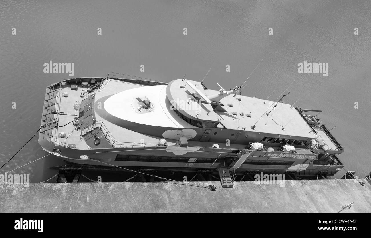 St. Johns, Antigua und Barbuda - 05. März 2016: Jeans for Freedom Ferry legt im Hafen an Stockfoto