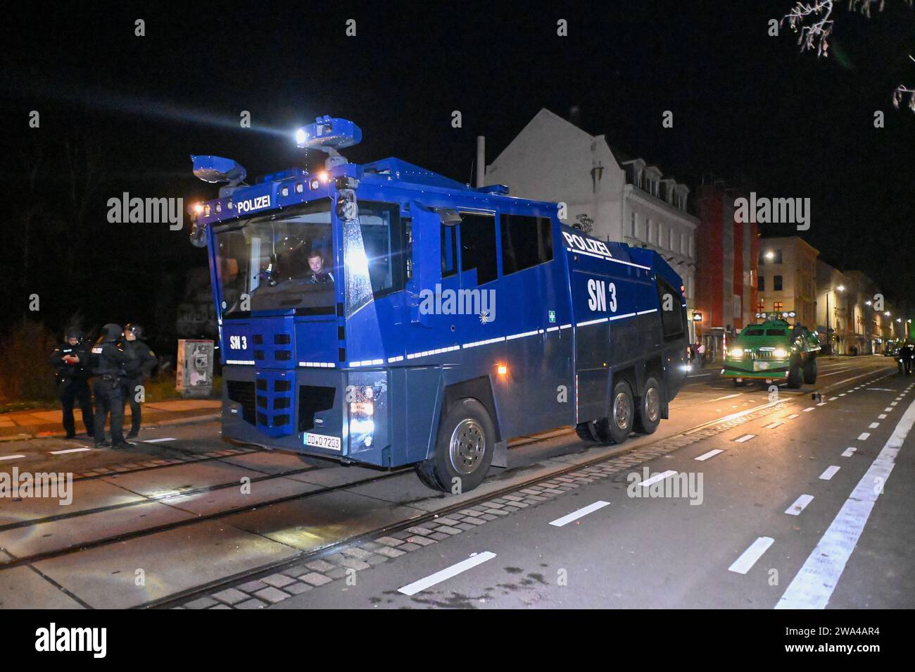 Leipzig - Ausschreitungen an Silvester in Connewitz: Vermummte beschießen Polizei mit Feuerwerk 01.01.2024 ab 1 Uhr Leipzig, Connewitz in der Silvester-Nacht kam es in Leipzig erneut zu Ausschreitungen zwischen Vermummten und Beamten der Polizei in Leipzig. Im Stadtteil Connewitz trafen die Einsatzkräfte auf etwa 50 bis 100 Menschen, die auf dem Connewitzer Kreuz mehrere Barrikaden errichtet und angezündet haben. Daraufhin wurde ein Wasserwerfer und ein Räumpanzer in das bekannte Szeneviertel geschickt. Vermummte mutmaßlich linksgerichtete Personen haben daraufhin mehrere Feuerwerkskörper in R Stockfoto