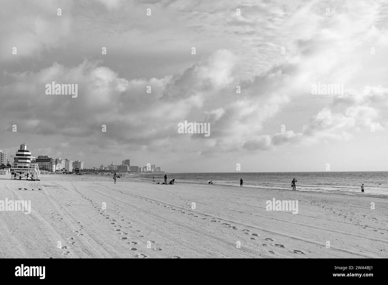 Foto von Rettungsschwimmer am miami Beach mit Menschen. Rettungsschwimmer am miami Beach. Rettungsschwimmer am miami Beach Stockfoto